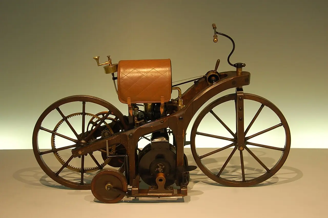 1885 ilk Benzinli Motosiklet