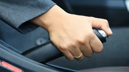 El Freni Neden S�k���r? Tak�l� Kalan El Freni Nas�l A��l�r?